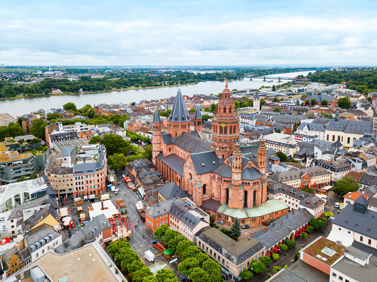 Luftaufnahme der Mainzer Altstadt mit dem imposanten Mainzer Dom Sankt Martin im Mittelpunkt, umgeben von der historischen Innenstadt und dem Rhein im Hintergrund.