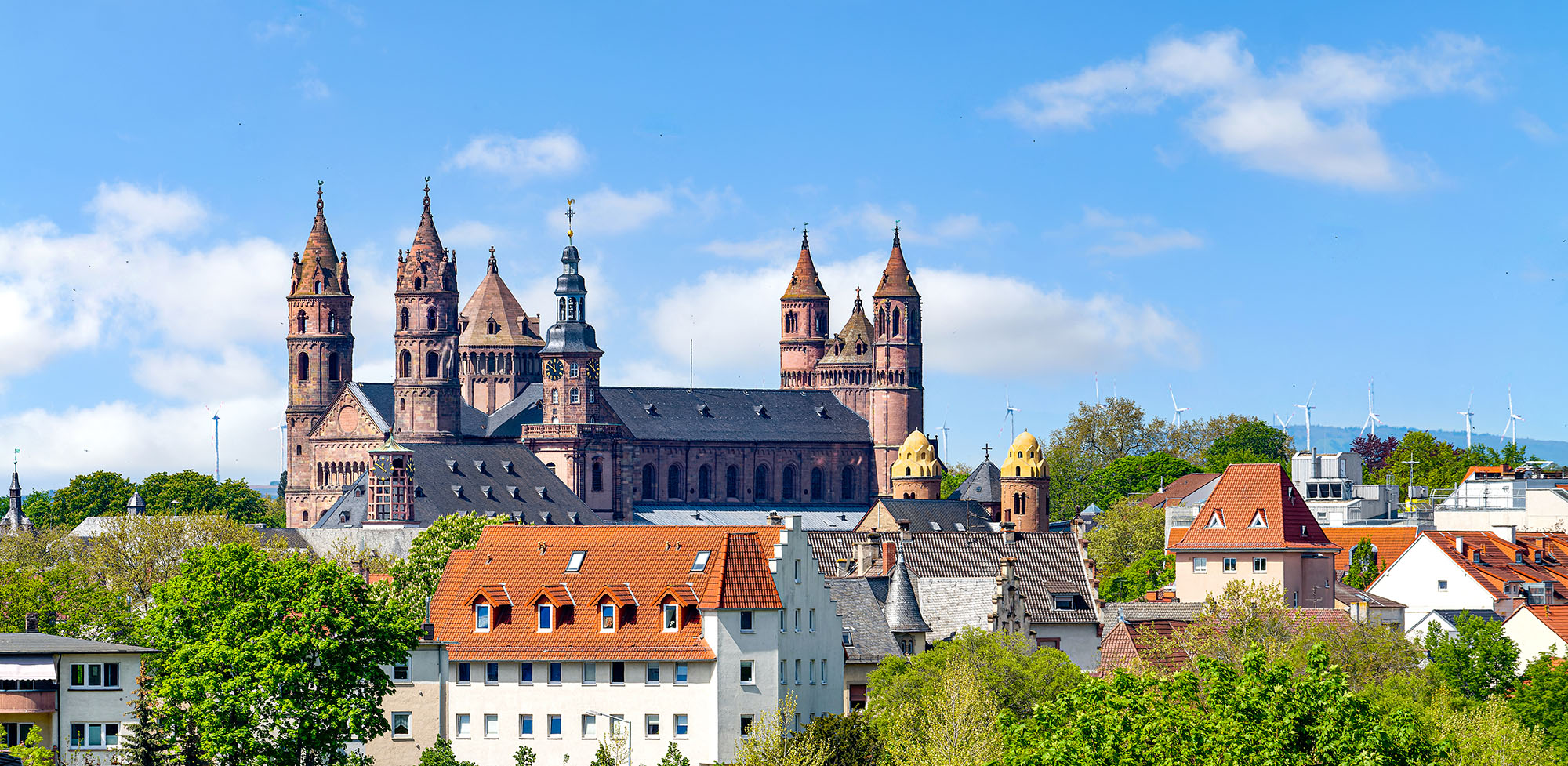 Blick auf den Wormser Dom St. Peter, einen der bedeutendsten romanischen Kaiserdome Deutschlands, mit der Altstadt von Worms im Vordergrund.